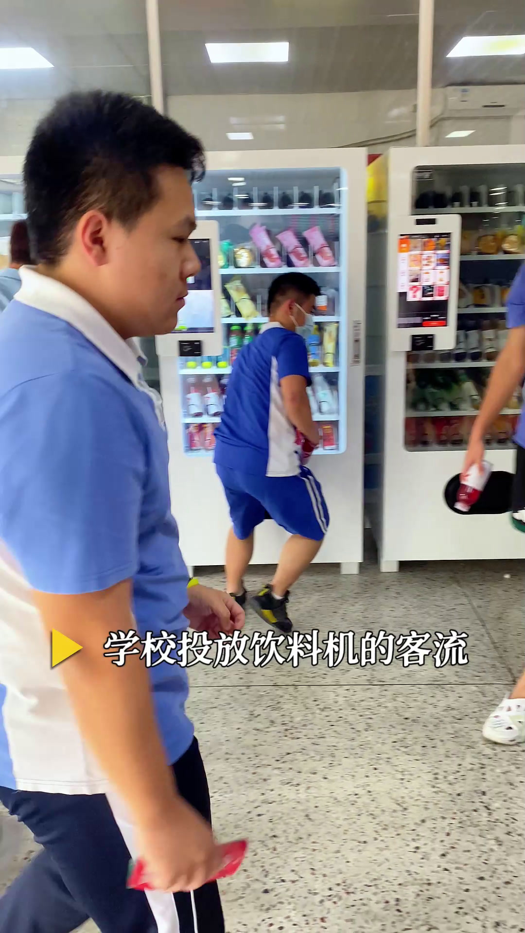 自带热水的售货机可售泡面、茶饮、速食,暖胃又暖心