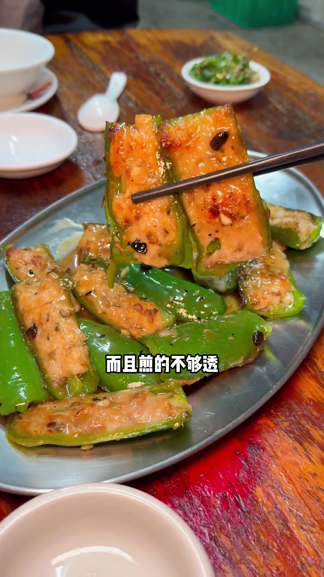 广东中山上菜如上“烟雾弹”的宵夜大排档