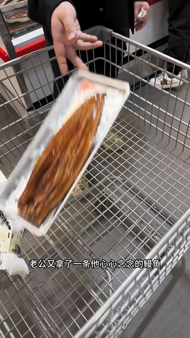 公公下夜班给我们做了清蒸鲈鱼,下午和老公逛了山姆,晚上又做了大餐!