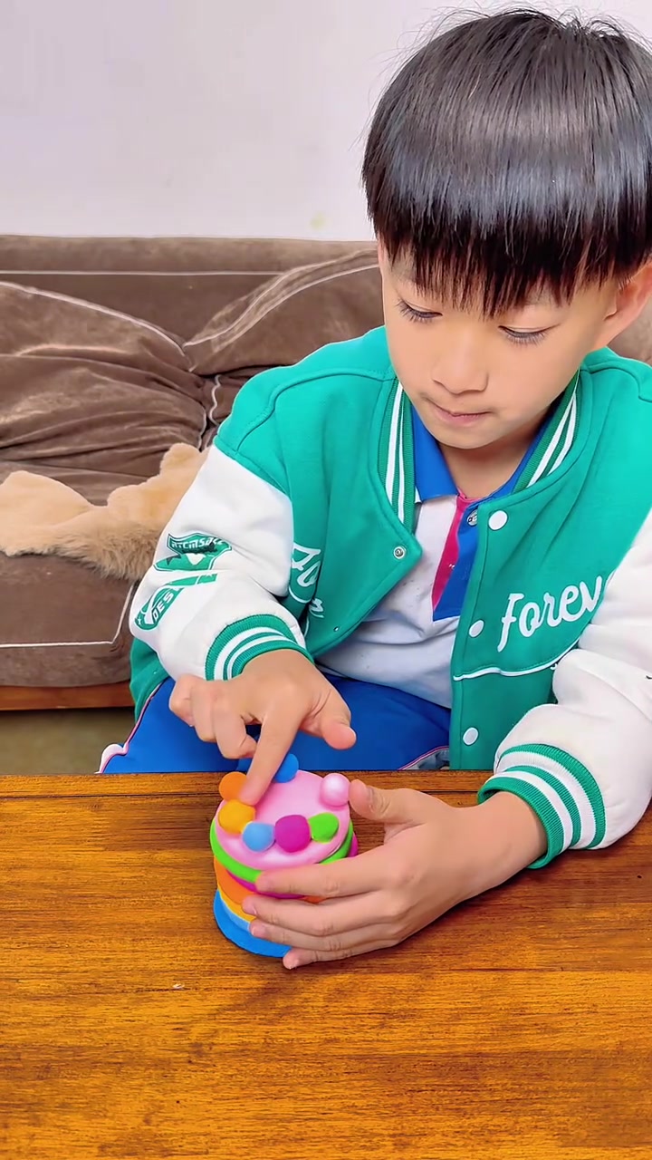 过几天同学生日,用彩泥做个生日蛋糕送给同学,比较有意义!