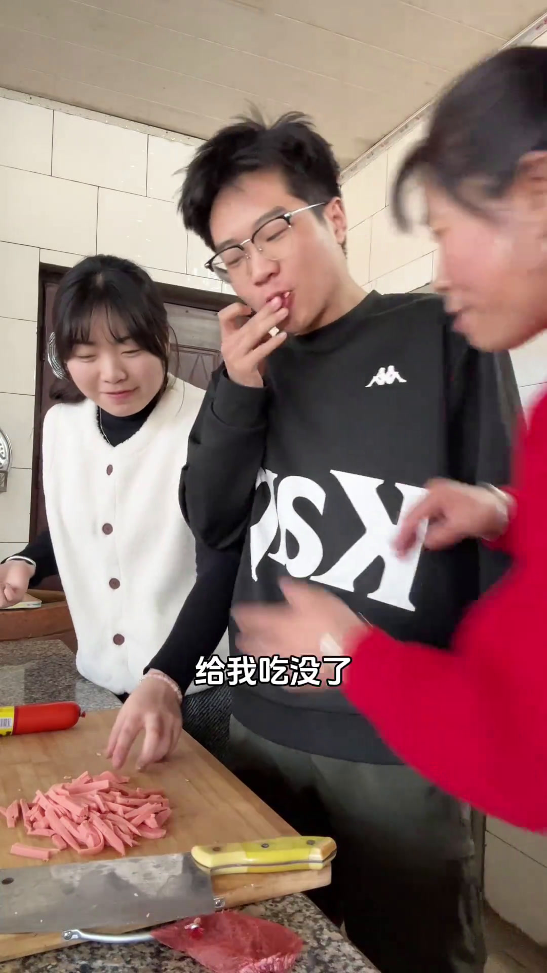 当你有个不扫兴的妈妈 你就会吃到妈妈炒的方便面 蒜蓉大虾