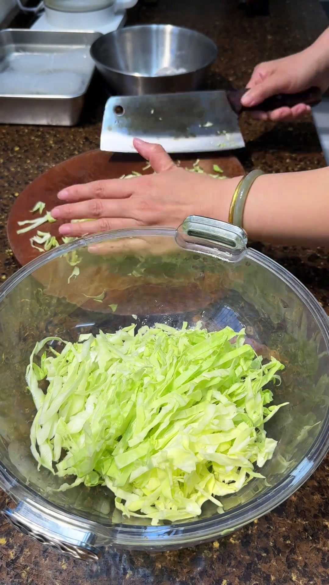 洋白菜粉丝炒虾仁,这个粉丝干香干香的太好吃了