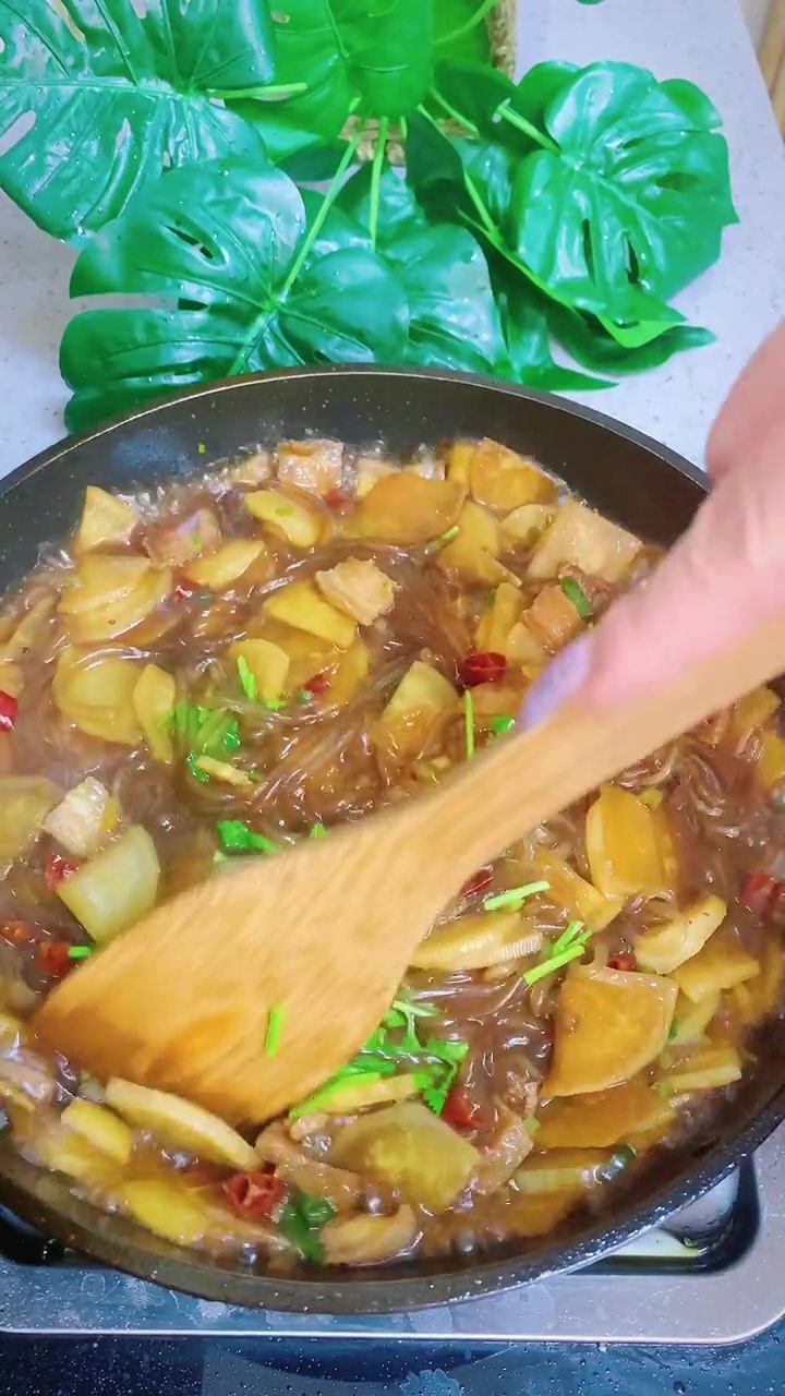 萝卜炖粉条,温暖胃与心,简单又美味,快来试试吧!