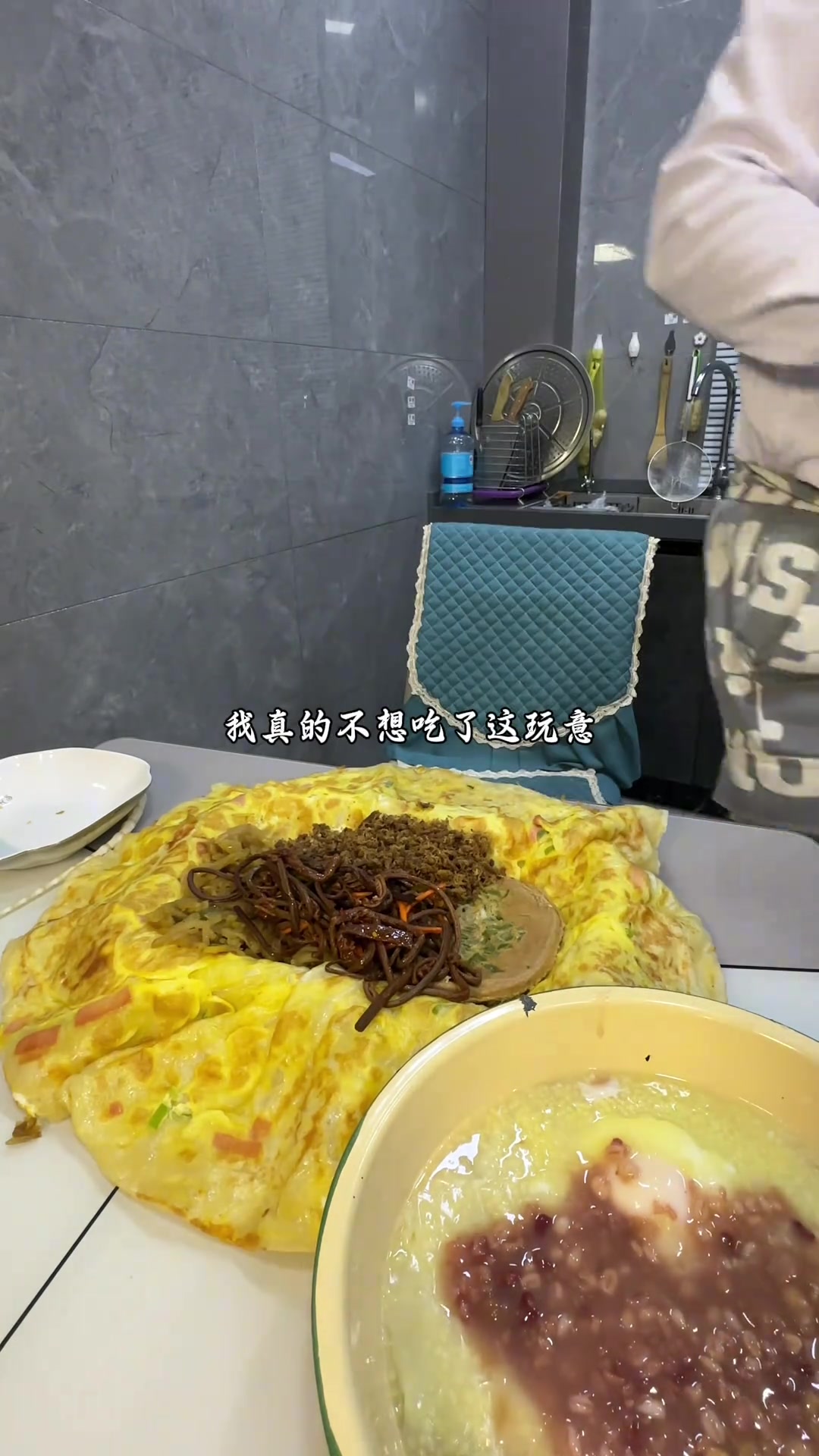 迟到两天的饼卷了牛蹄子 炒鱼毛 土豆丝 配三粥 大碴粥 小米