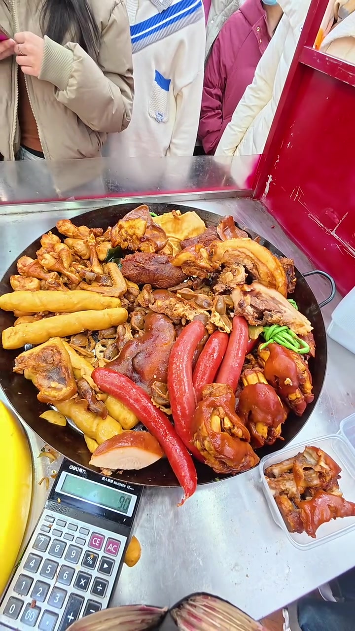 90后小伙在县城摆摊卖卤菜的第531天