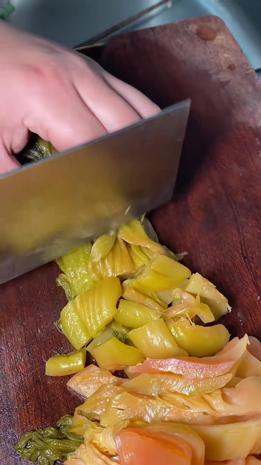 今天给老婆做一道非常好吃的酸菜鸡,真的好吃下饭