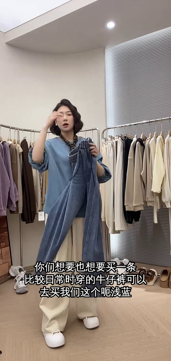 夏日必备!浅蓝色牛仔裤搭配白色上衣,显瘦又时尚