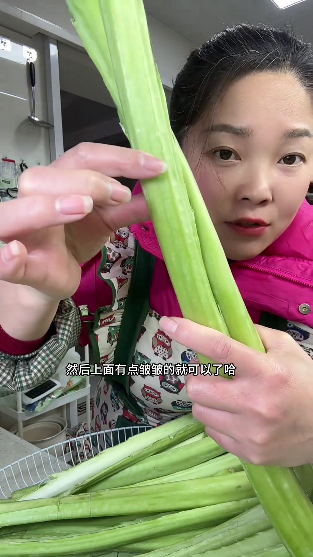 又到了腌制酸菜的季节了,家里吃不完的青菜可以这样给它做成酸菜