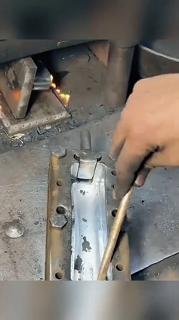 炒锅的把手,原来是这样制作的!