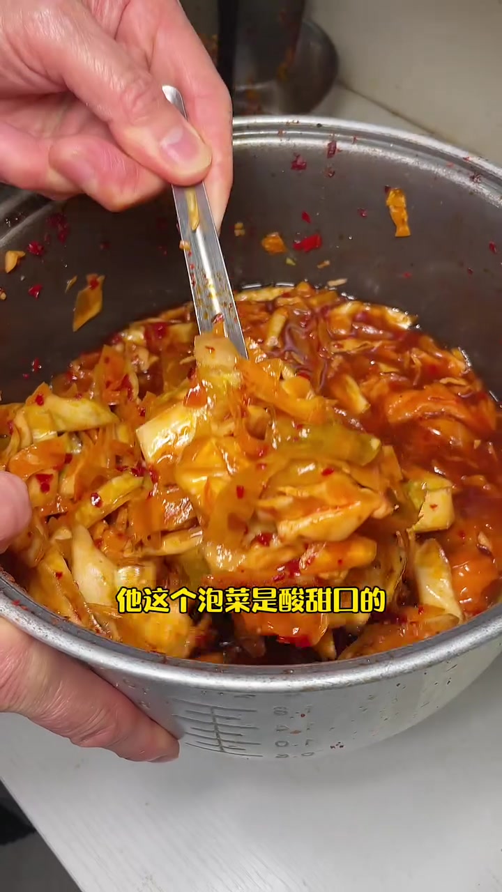 烧饼夹鸡柳香喷喷啊～记得加泡菜