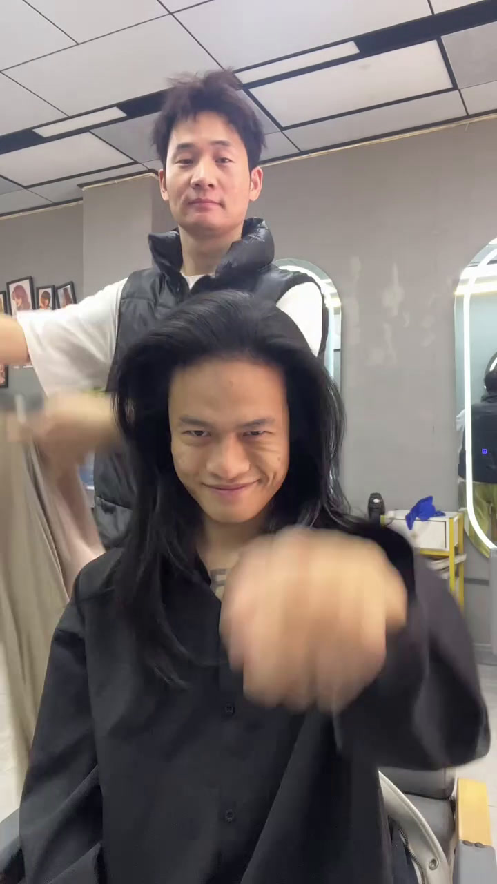 二月二最新神作(龙须背头)这是真正的龙须大背头,搞这款发型可以立马变得帅气,如同繁星闪耀,