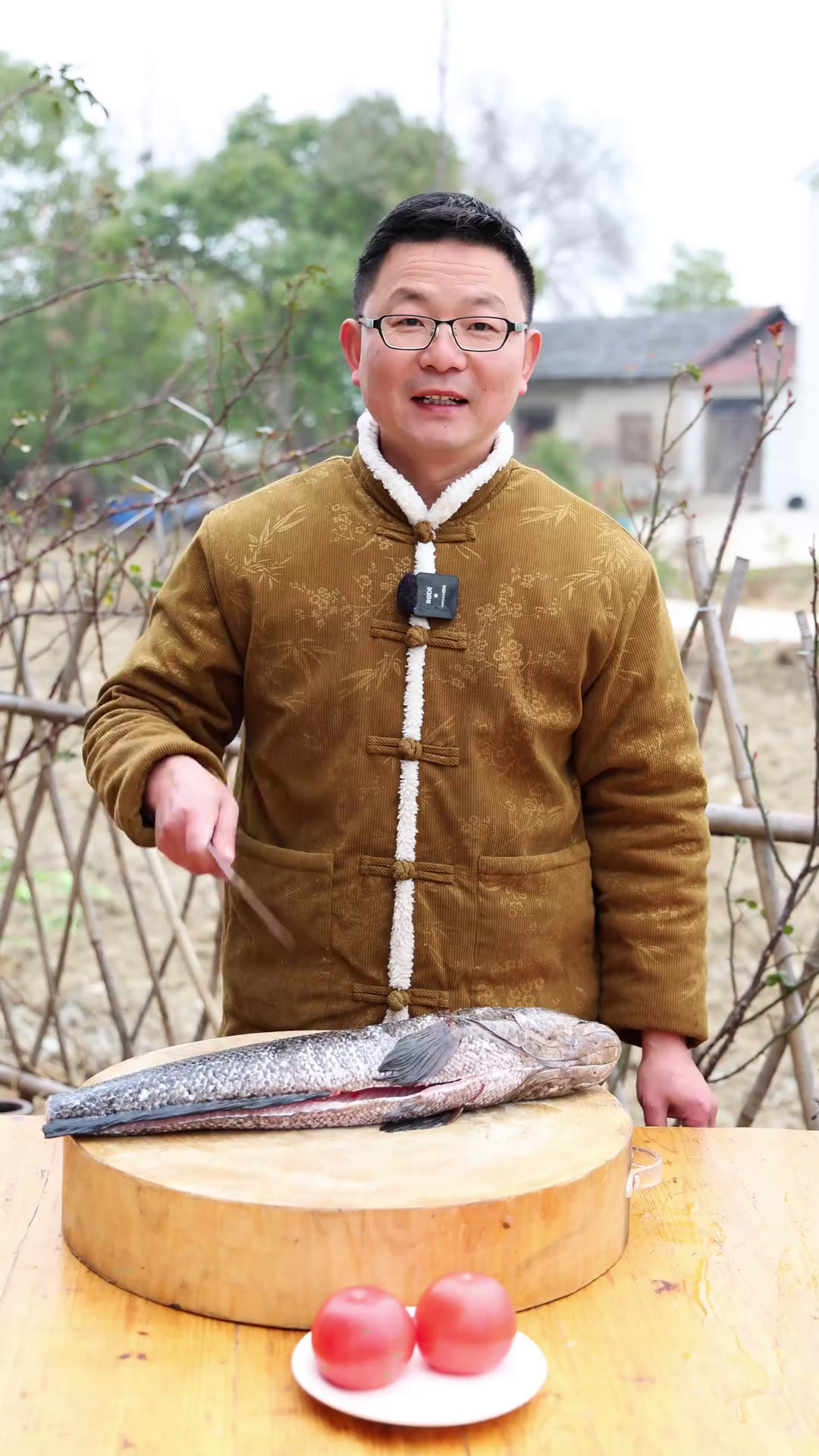 今天用5斤重的野生大黑鱼,做一道湖北版的打边炉,汤汁鲜美