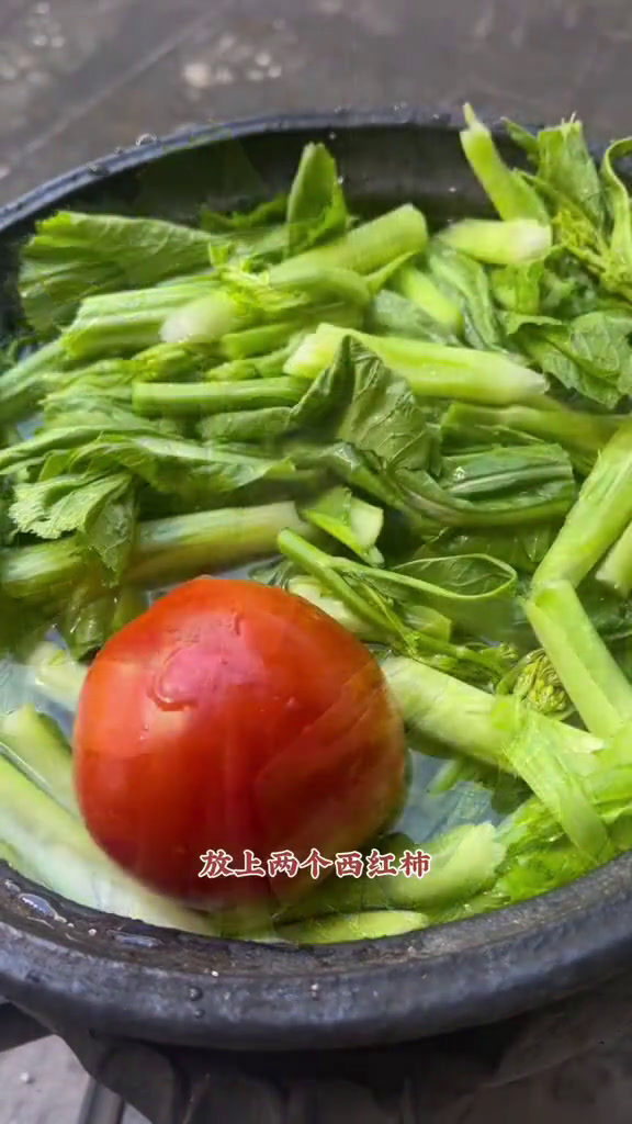 做一个酸扒菜,烀上一小坨肉,家的味道