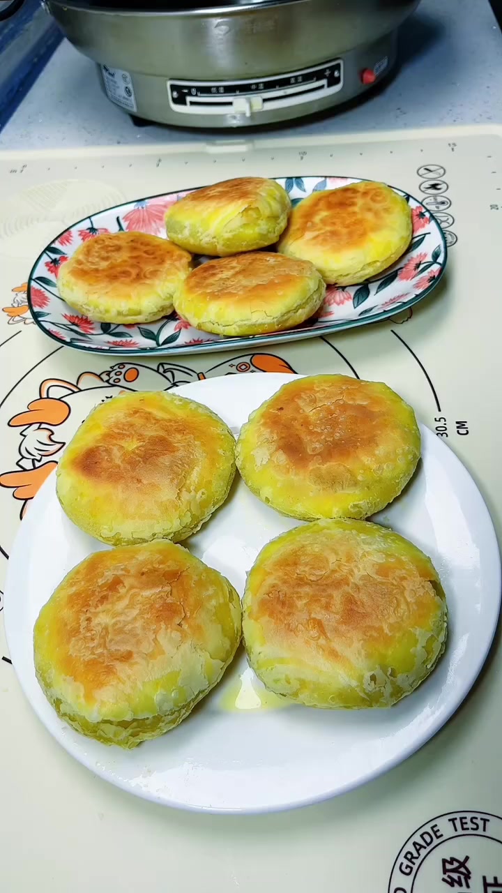今天做了老式糖酥饼,个个都是大空心的,越凉越酥脆