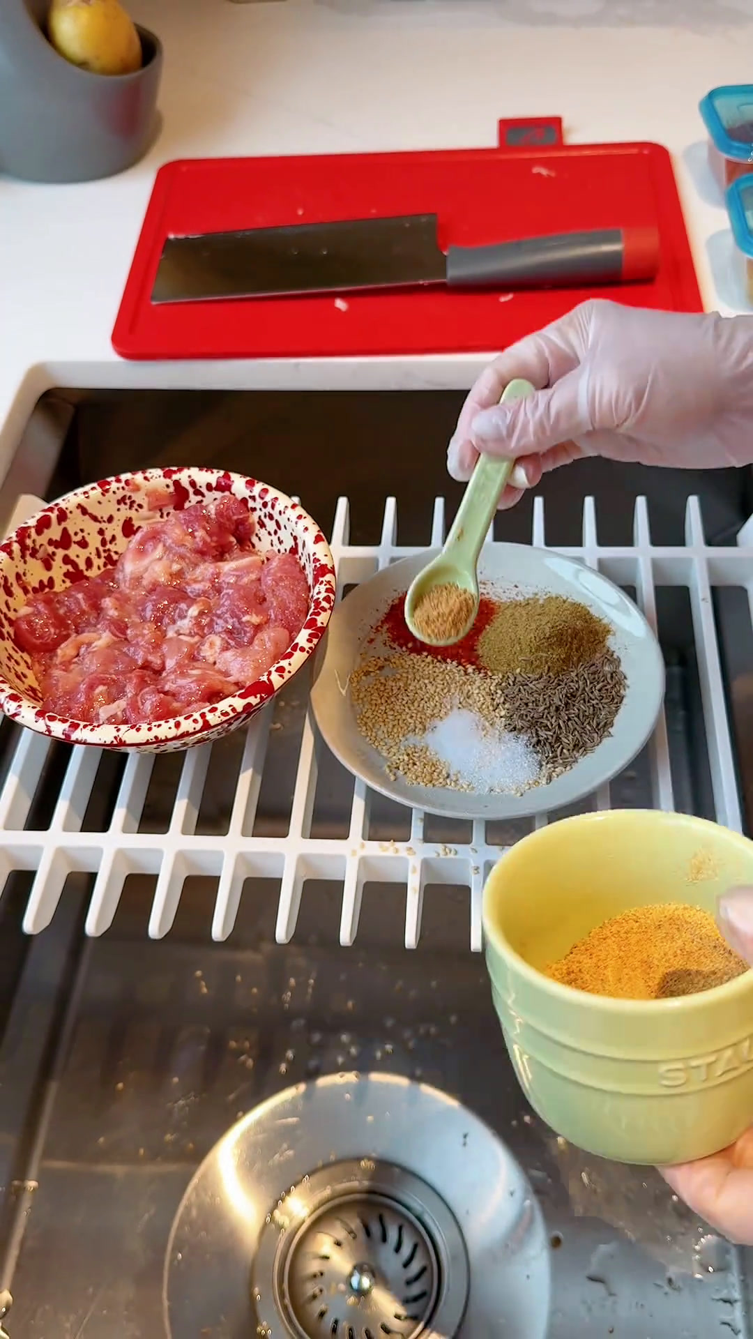 小唬妈版烤肉拌饭,其实茄子豆角炸完用辣椒面、蒜末