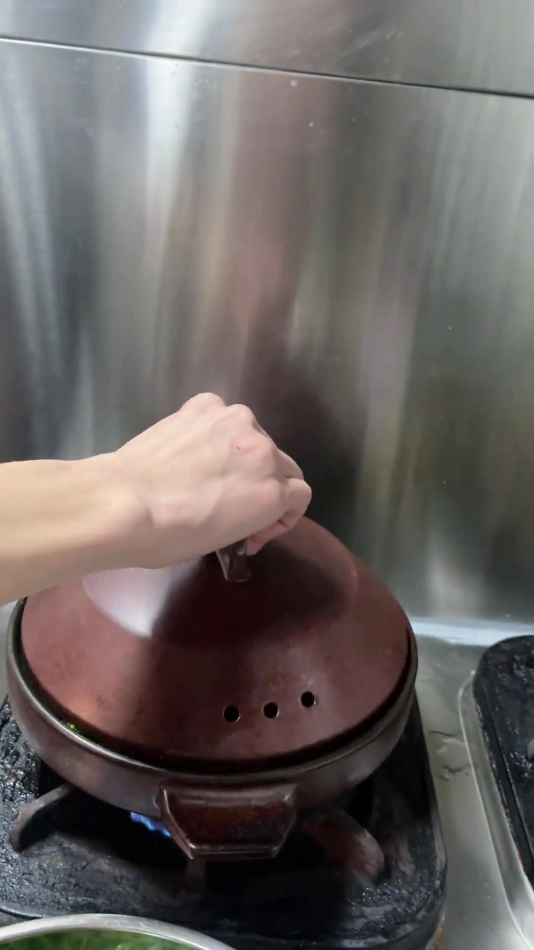 今天给你们分享一个口味菜,砂锅啫水库鱼头