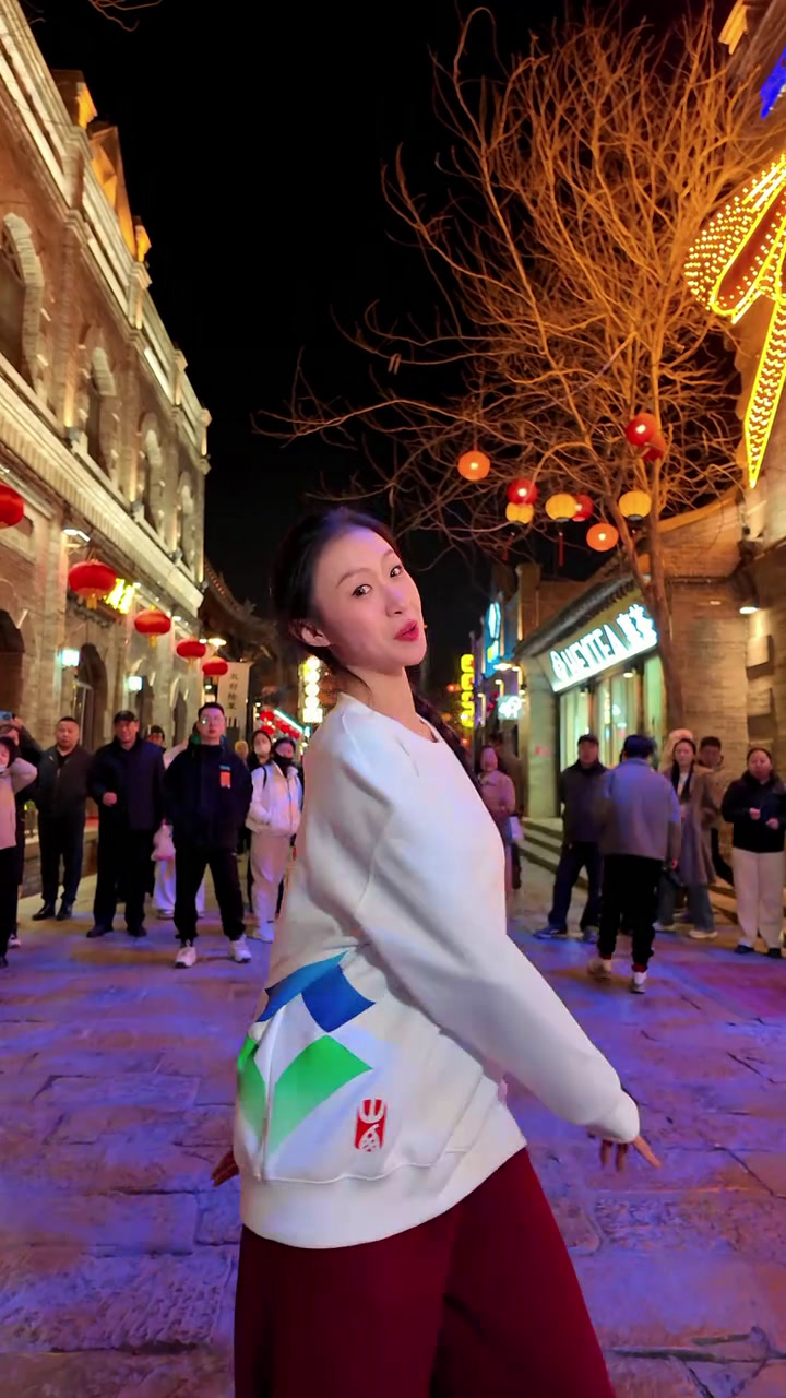 被春晚舞台上的“玉盘”洗脑,感受音乐的力量,当童声不再被驯化成甜腻的糖纸,它就能拥有包裹星