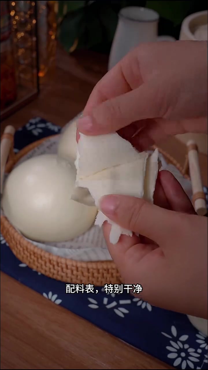 馒头怎么挑?东北早市土豆哥教你怎么挑选营养健康又美味的山东老面戗面大馒头!老面馒头和酵母馒