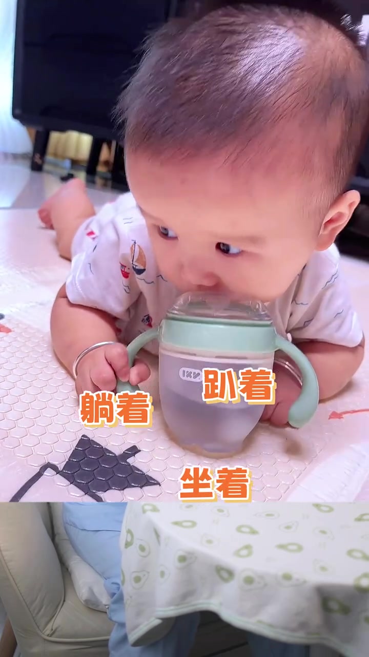 宝宝6个月了,家长们就要给宝宝用鸭嘴杯喝水了!
