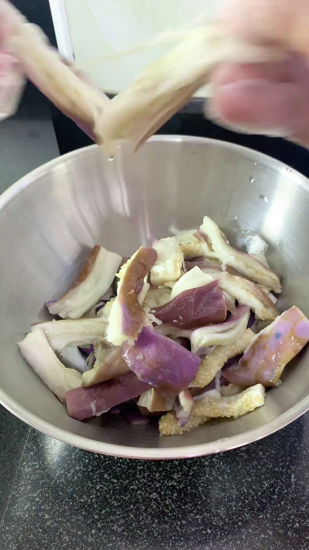 今天的花斑鱼鲜美无比,搭配多种美味,真是吃得过瘾!