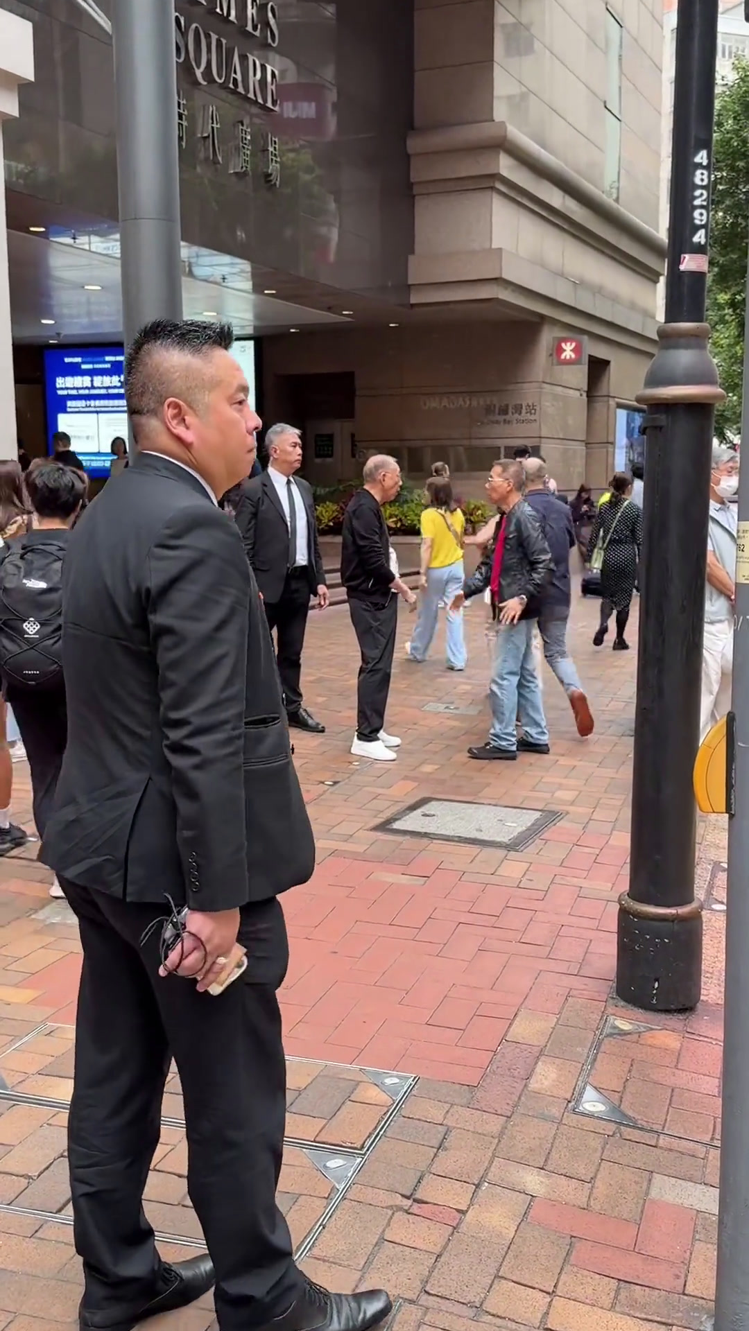 铜锣湾时代广场门口又偶遇英皇大佬杨受成带着两名保镖刚刚巡察完他的英皇珠宝店!
