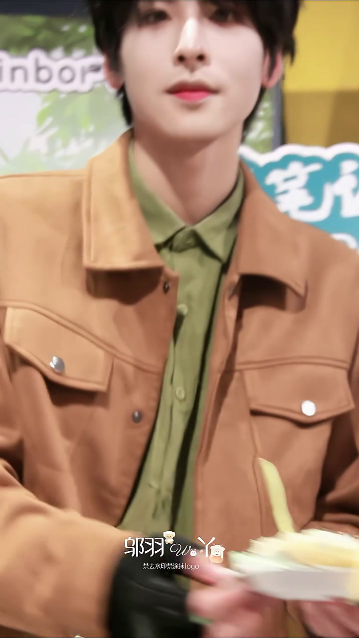 没人能拒绝帅哥亲手递的生日蛋糕吧