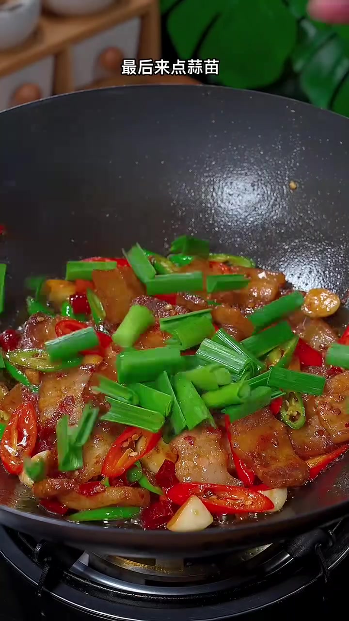 很多人都喜欢吃回锅肉,但在家总做不好,今天我就把最家常的做法分享给大家