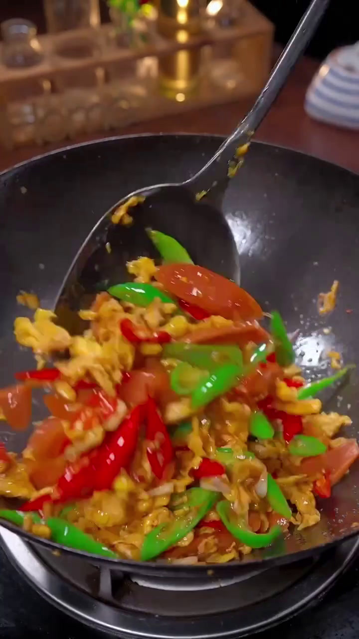 以后你要是吃饭没胃口的时候就试试这道下饭菜,老人小孩都爱吃 青椒火腿炒鸡蛋 美食教程 家常