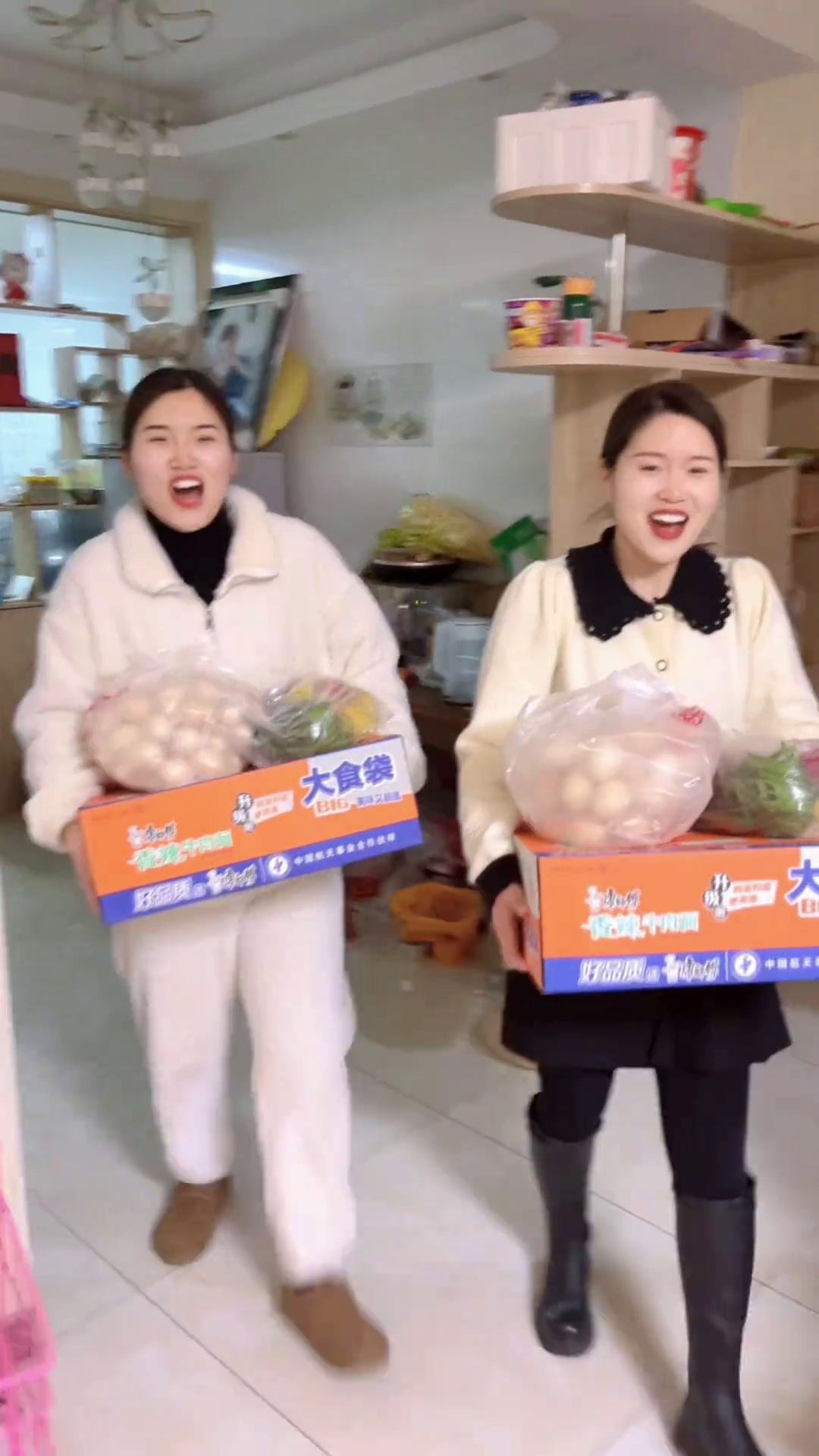 2025年闰六月姐姐给弟弟送鸡蛋送火龙果送方便面送韭菜寓意是免灾