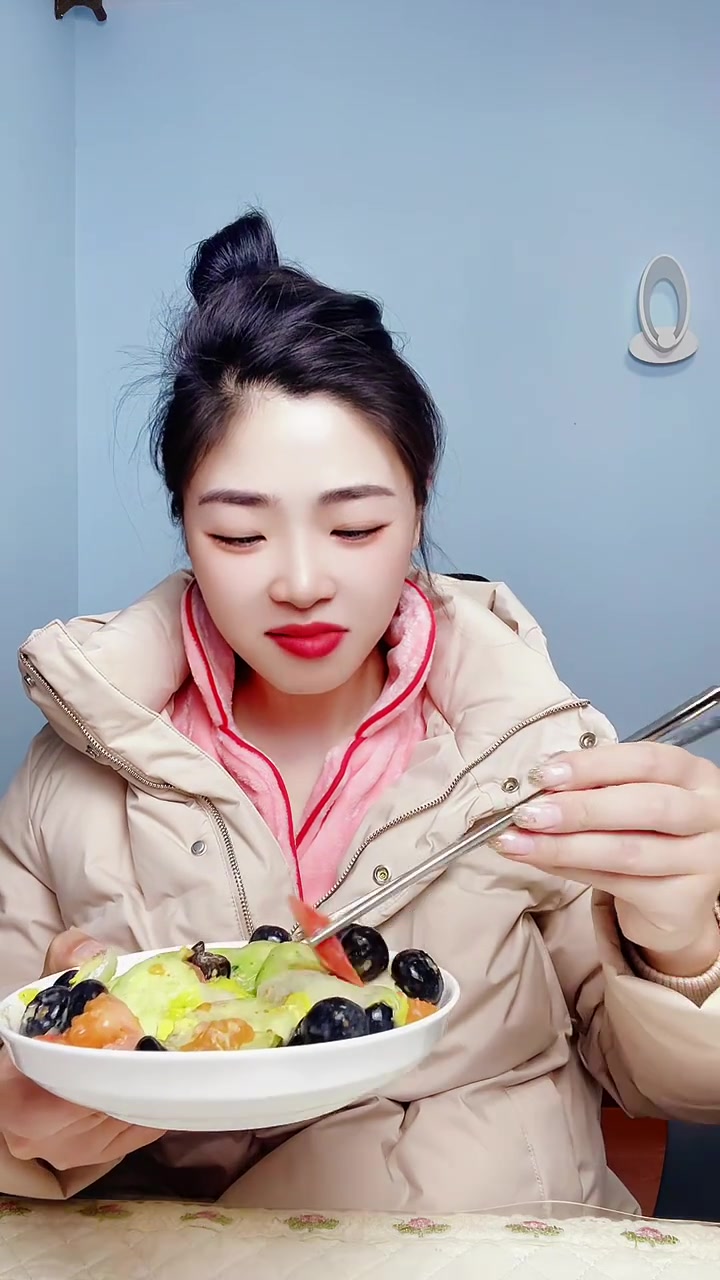 身材管理期的姐妹推荐晚上吃一盘水果蔬菜沙拉,清爽不腻,做法很简单