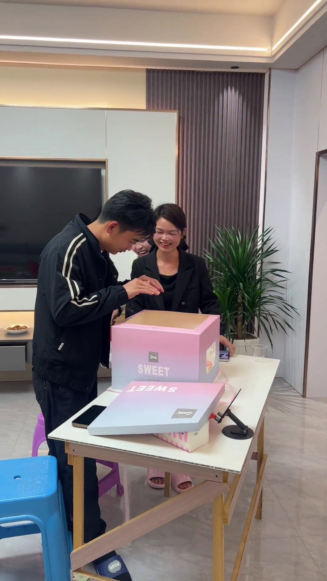 今天是小弟的生日来街上订了个蛋糕回家庆祝他生日快乐!早日脱单!