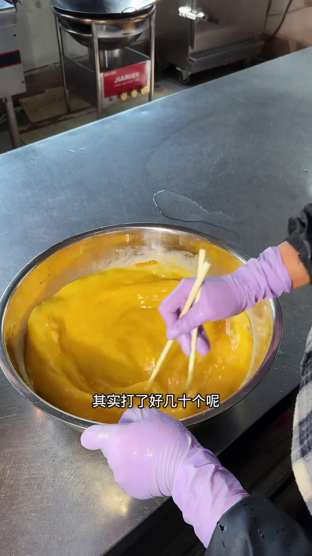 今天给师傅们做猪肉炒绿萝卜,幸好还有西红柿,不然就得挨骂