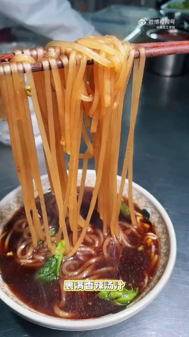 第八期 溢香苑五号窗口上新了天下第一酸辣粉和肉夹馍,还有正宗南方口味的福鼎肉片。校园美食快