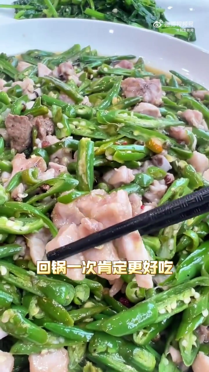 「川菜哑巴兔为什么叫哑巴兔 吃了就晓得了!」满盘绿色尖椒、青花椒,配上小块兔肉,这就是德阳