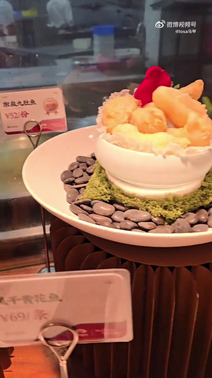 广州海门鱼仔店吃午餐,看着琳琅满目的潮汕菜式点菜,很有食欲