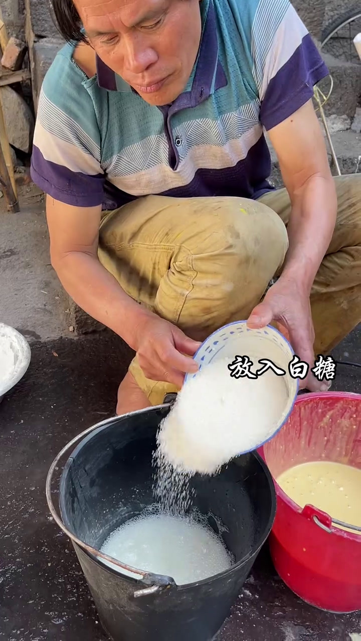 今天老哥生日 老哥不敢吃小伙买的蛋糕给他重新做了一个