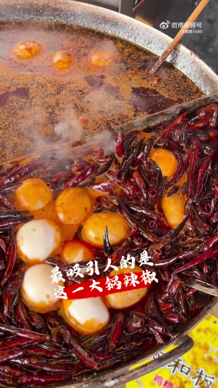 春日在大慈阁下面路边吃板面,这家板面开了十几年,顾客不少,特点是量大,人多到需要取号,但整