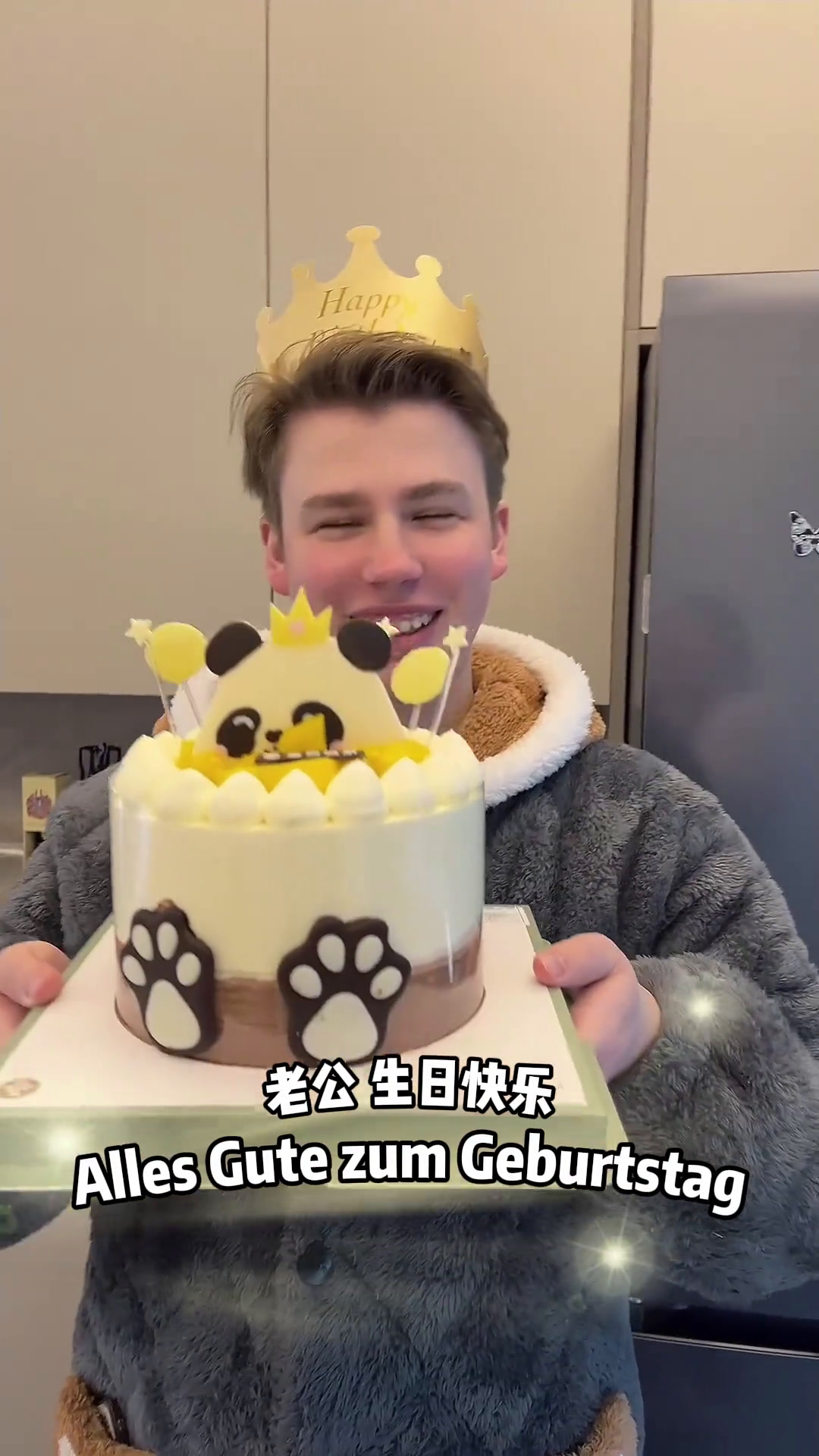 谁家好人一早上吃半个蛋糕啊还是祝他生日快乐