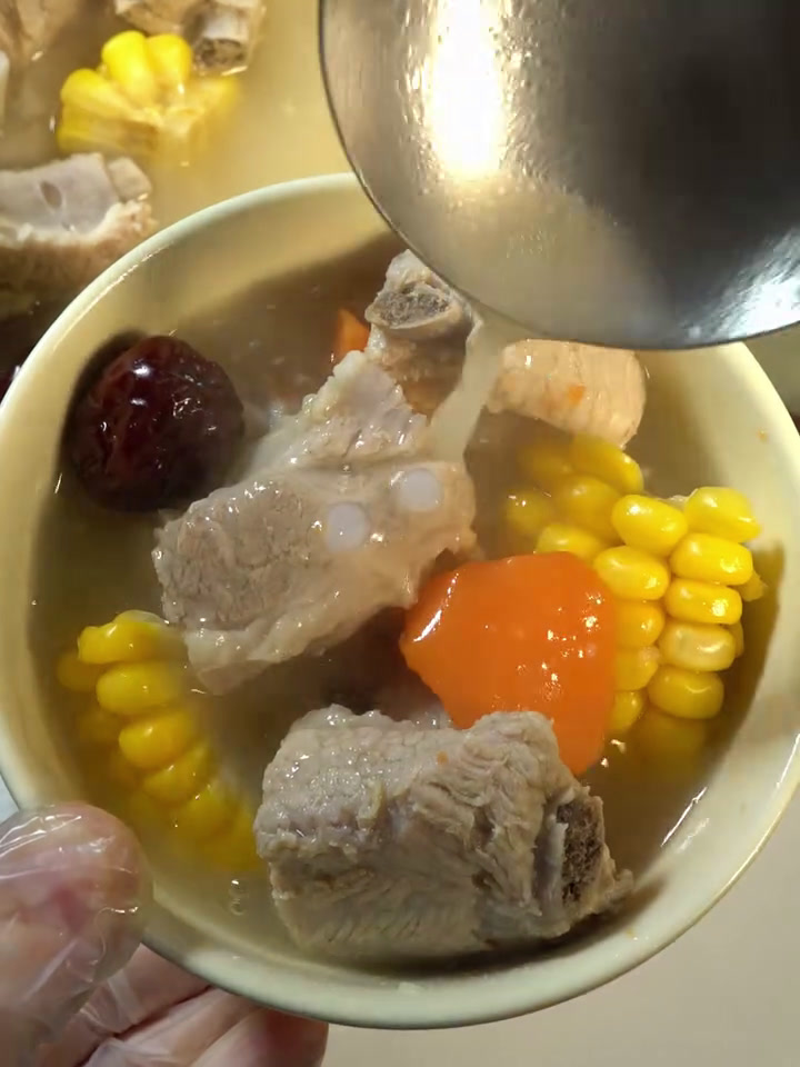 幸福有很多种,有人给你做玉米排骨汤是其中一种