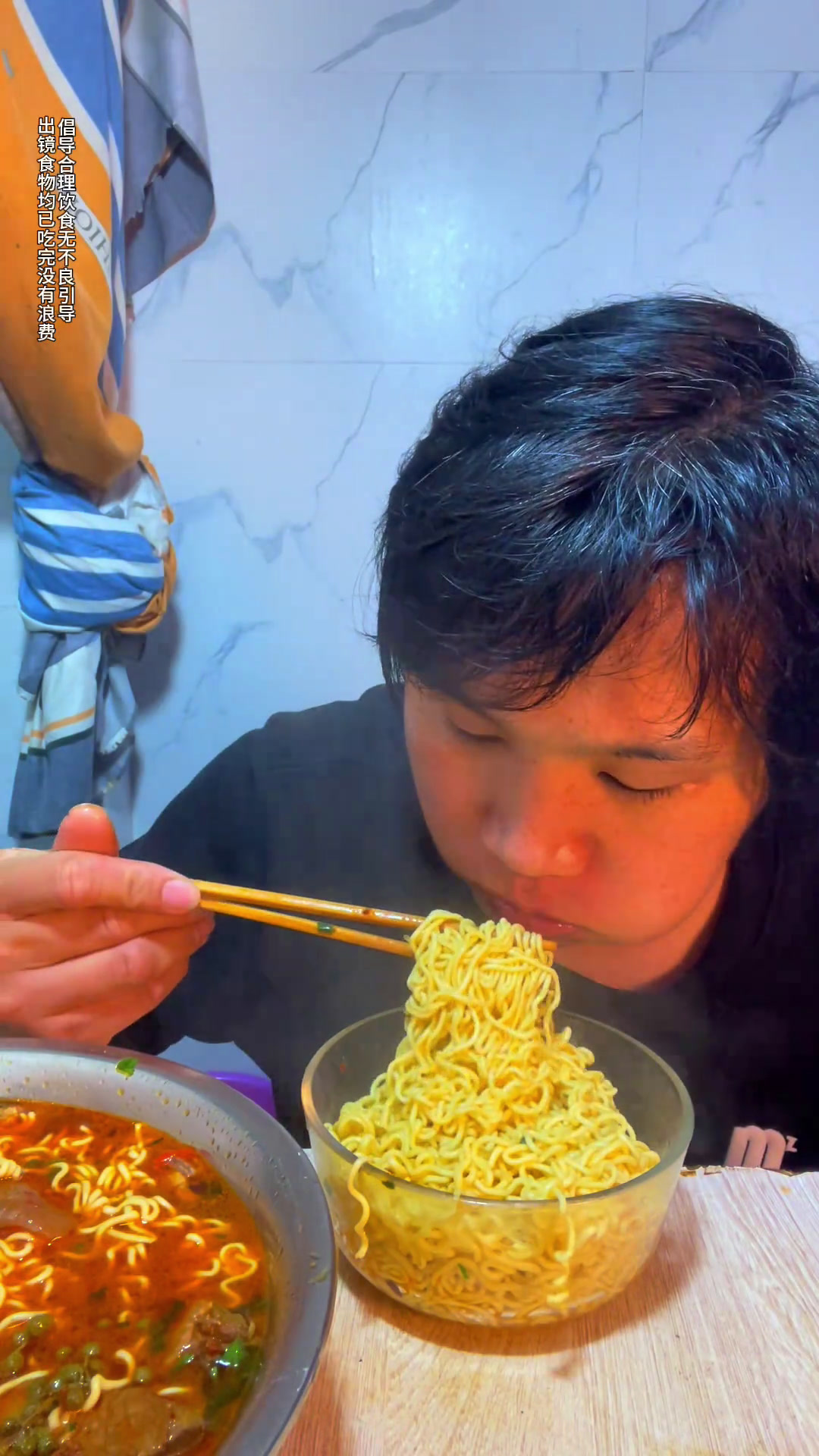 下班好饿 吃剩菜 红烧五花肉 红烧鸡肉 方便面 好美味