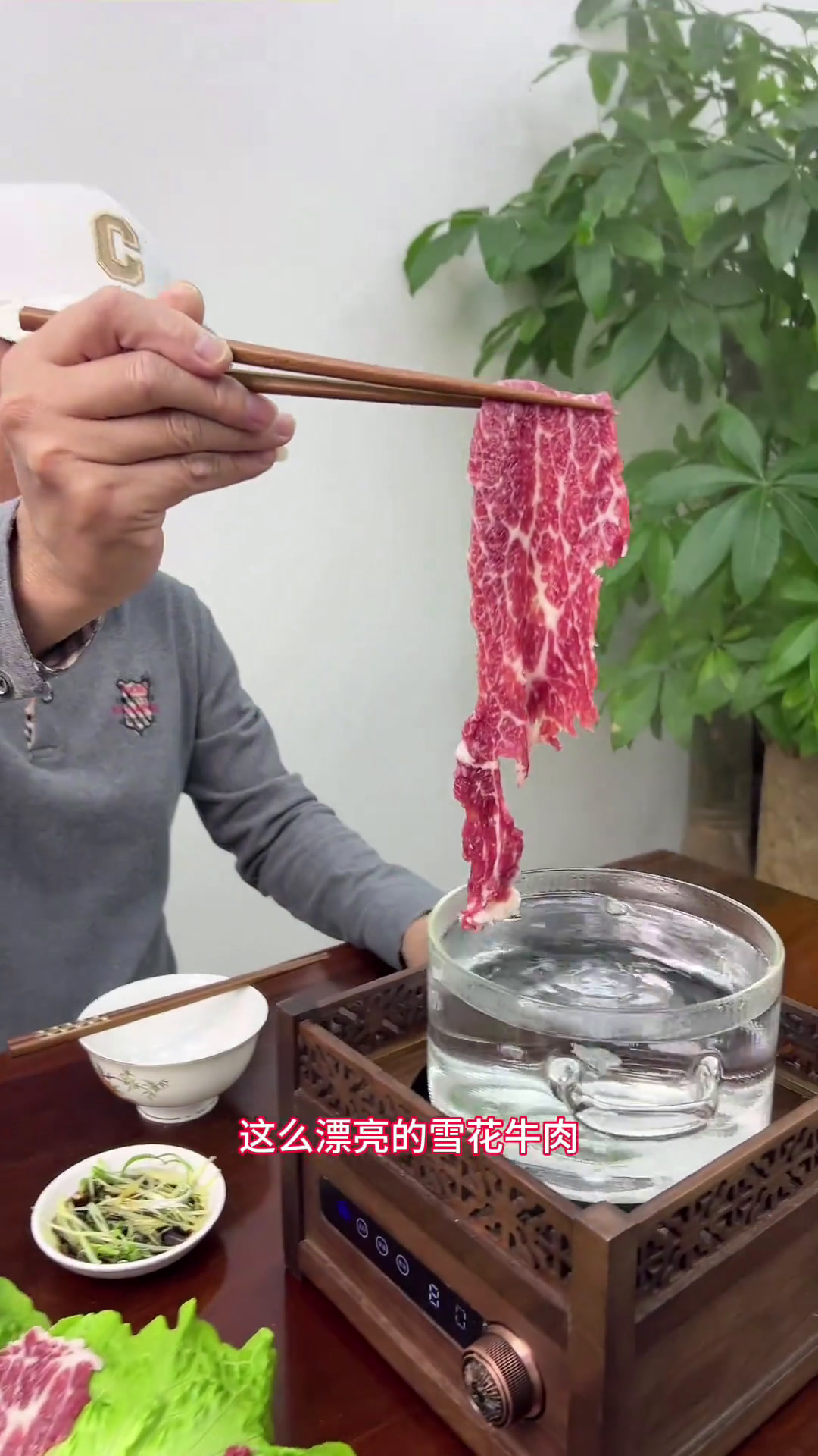 雪花牛肉清水打边炉火锅,奶香满溢,舌尖在鲜与嫩间来回穿梭
