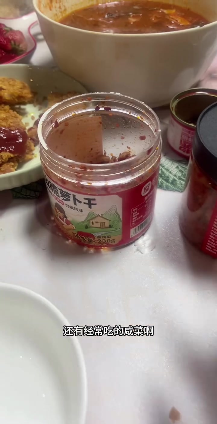 大米饭配萝卜咸菜