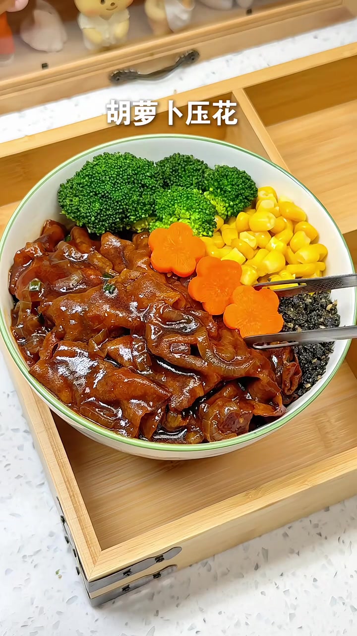 中国男人沉浸式给女友做便当 今日菜单:日式肥牛饭+盐焗鸡蛋+番茄芝士火鸡面+炸鸡块+草莓凤