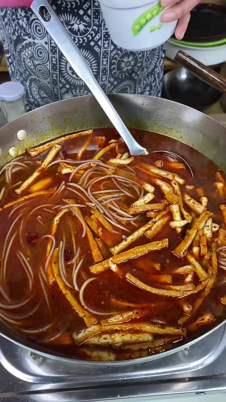 大荔特色小吃豆腐菜,天冷的时候,煎煎活活吃上一碗,就上蒸馍,别提多美咧