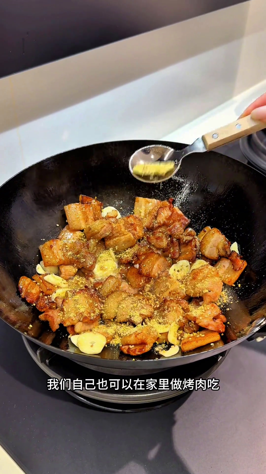 家庭版烤肉 用五花三层肉煎一煎,沾上烧烤料包上生菜