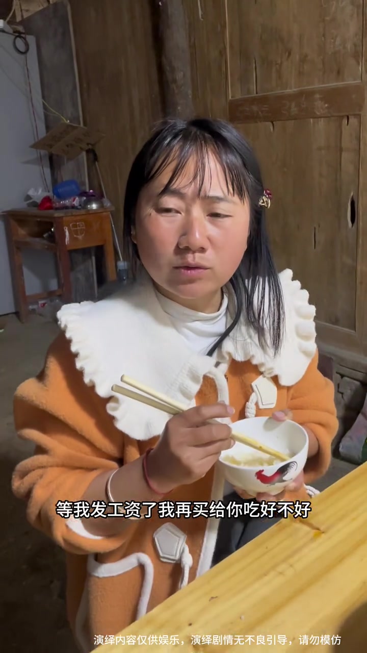 凶神恶煞的男人,吃肉不给妻子和儿子吃