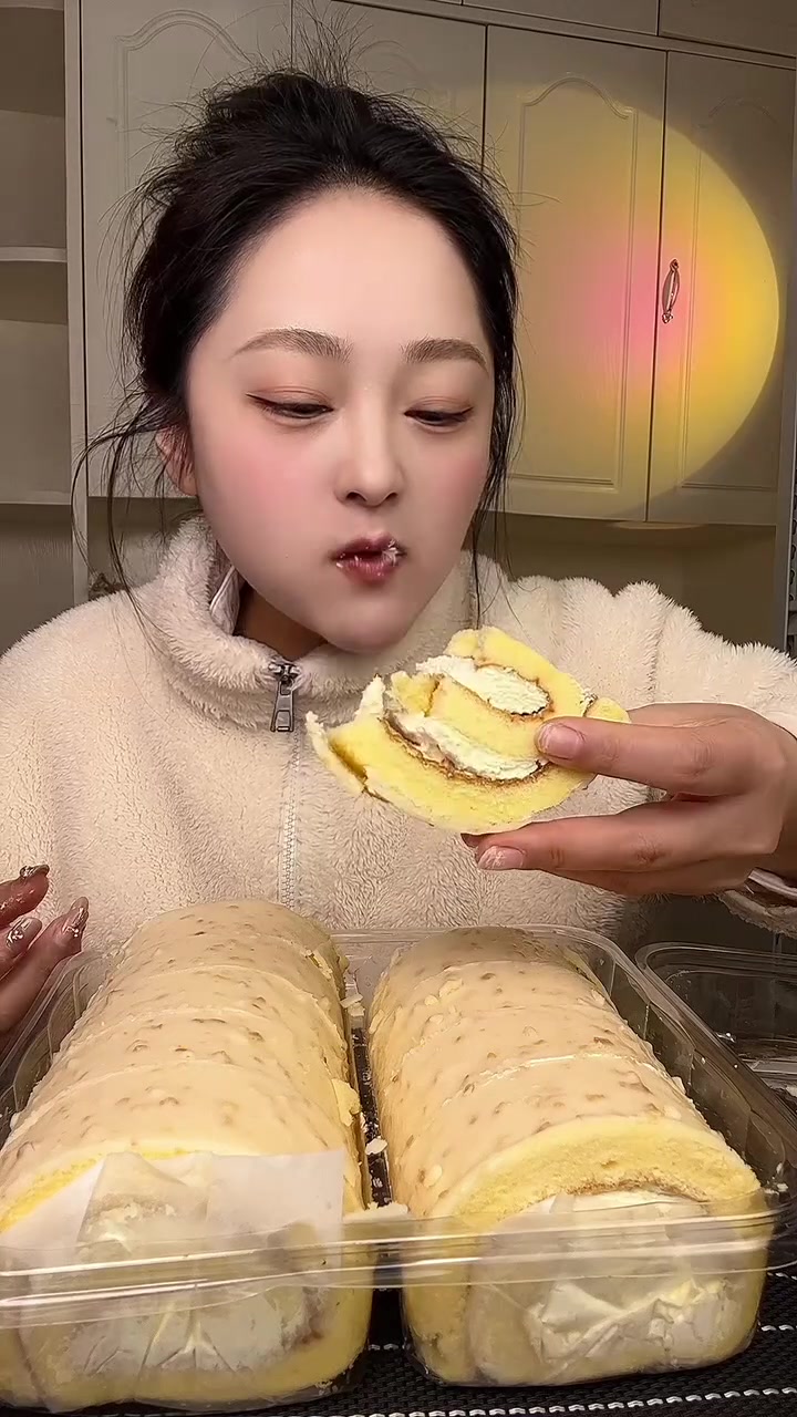 升级版鲜达仓仓瑞士卷,份量很足很好吃 加了巧克力淋面