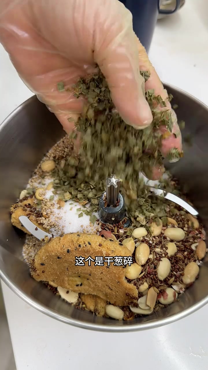 这个方法烤肉串真是太方便了「秘制烧烤料」一定整起来!比外面卖的好吃太多了……牛肉这么腌制也