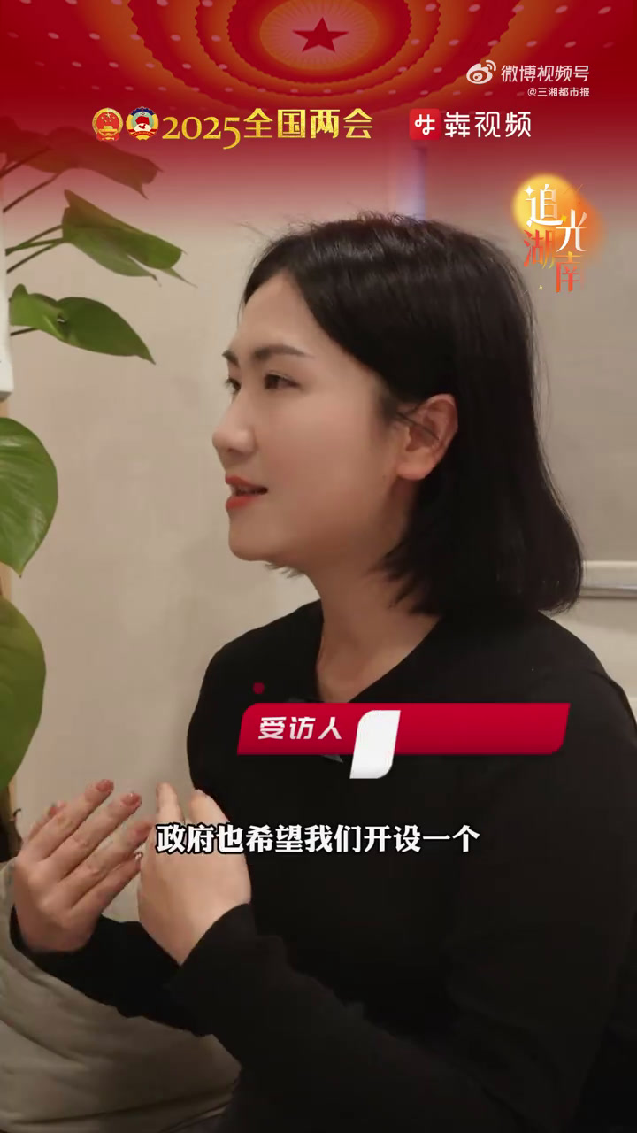 圆圆的饺子皮,放在掌心,加上肉馅,再将口子捏紧……这样简单地包饺子,徐彩霞和同事们教了两个