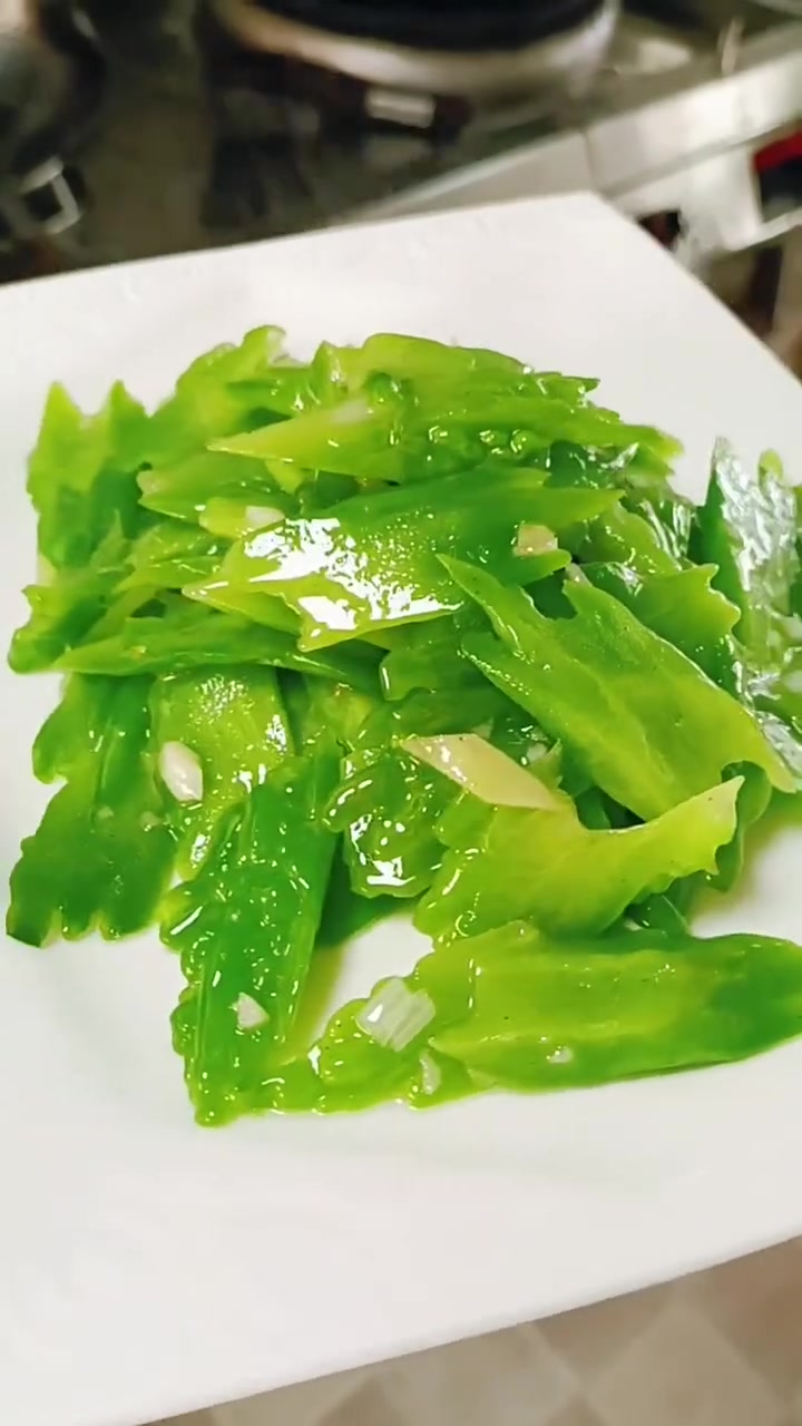 清炒苦瓜 做法有技巧 翠绿不发黄 清淡解腻 太好吃了